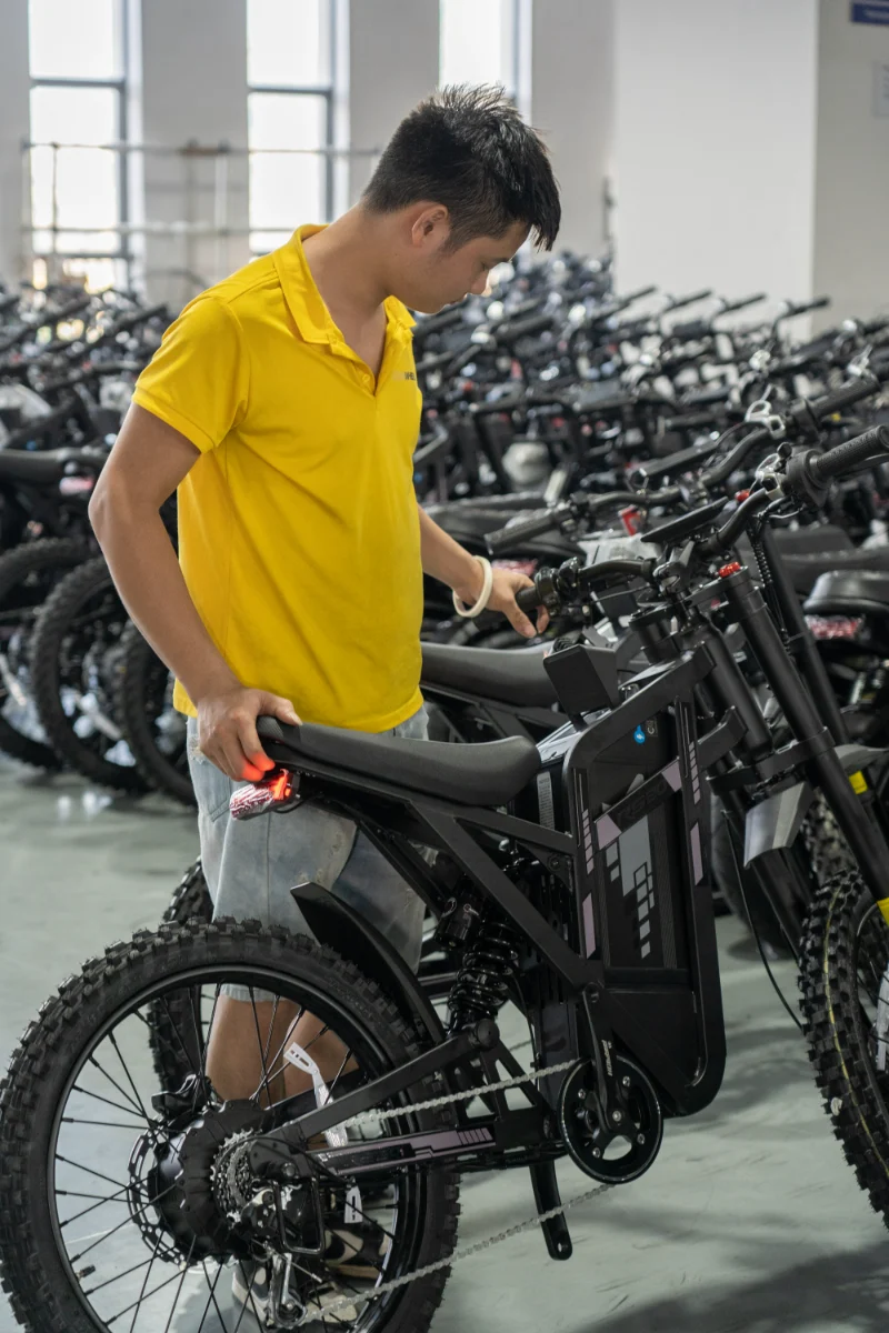 Bicicleta elétrica com pneus gordos para todo terreno