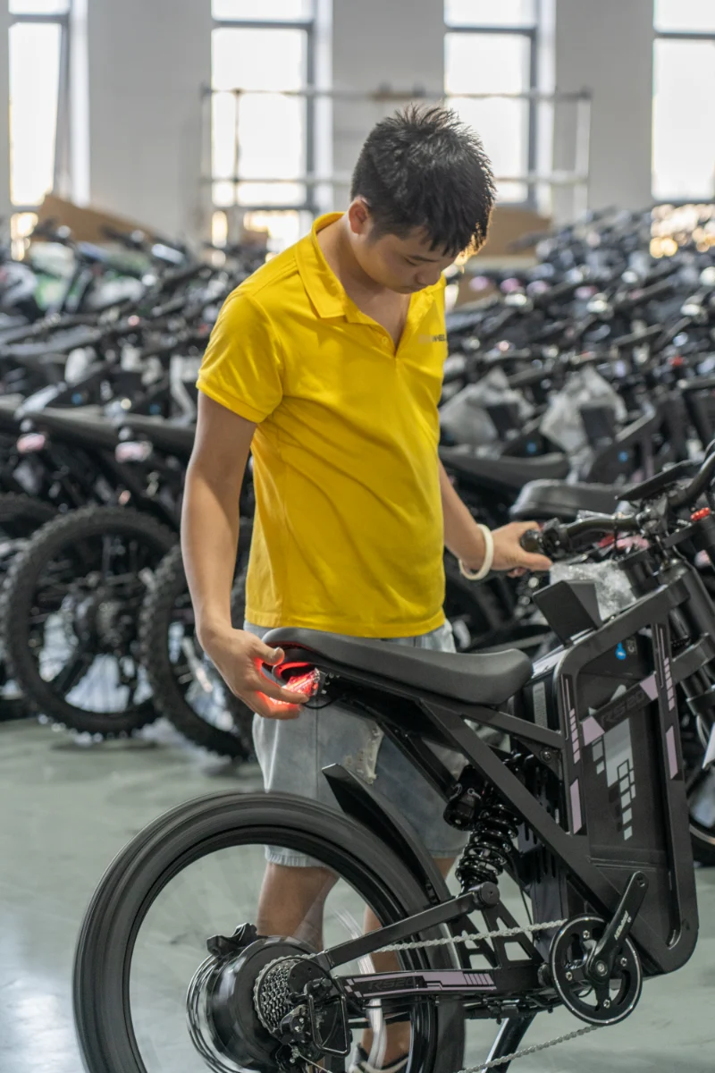 Bicicleta elétrica com pneus gordos para todo terreno